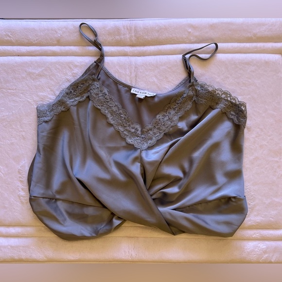 And NOW This crop to cami gray sleeveless with a pleat design on the front XL - Picture 4 of 16